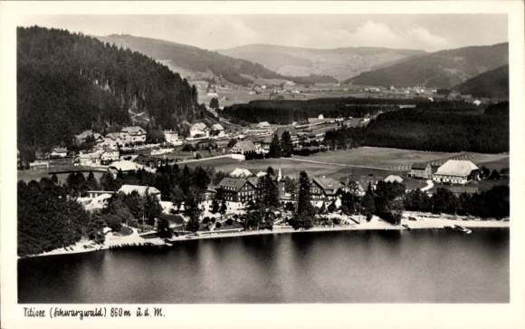 Ak Titisee Neustadt im Breisgau Hochschwarzwald, Panoramaaufnahme von  Schwarzwald, 860 m über NN