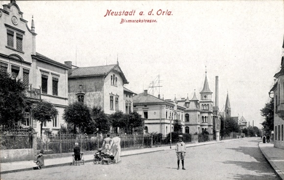 Ak Neustadt an der Orla,  Bismarckstraße,  Gebäude, Straßenansicht, Menschen