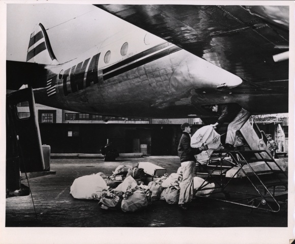 Photo American airplane, TWA, bags, cargo