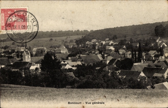 KP Boncourt Canton Jura, daleki widok na kilka domów, pagórkowaty krajobraz