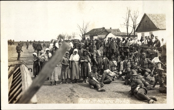 Foto Ak Deutsche Soldaten bei der Rast in Novora Pivka, Slowenien, Dorfbevölkerung in Tracht, I. WK
