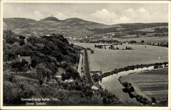 Ak Kahla in Thüringen, Panoramablick auf Oberes Saaletal, Hügel, Bahnlinie, Fluss, Landschaft