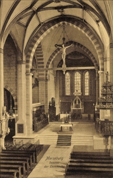 Ak Merseburg an der Saale, Domkirche, Blick auf Altar und Kreuzigung, gotische A...