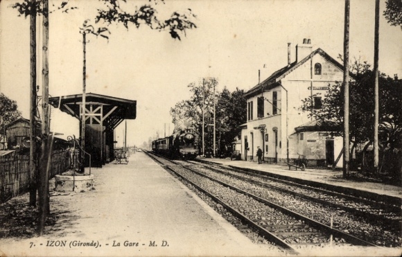 Postcard Izon Gironde, train station, platform