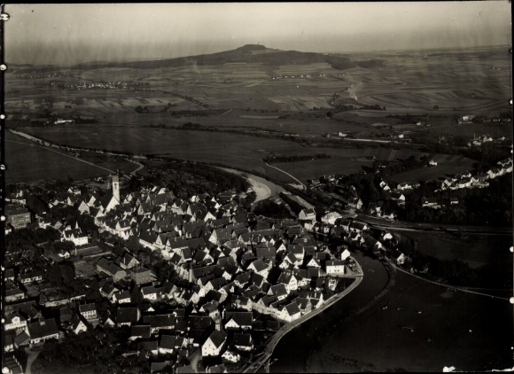 Postcard Riedlingen an der Donau Württemberg, a small town with a church, surrounded by fields...