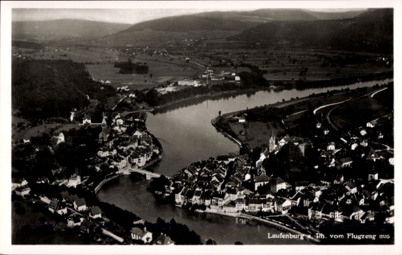 Ak Laufenburg Rhein, Fliegeraufnahme der Stadt, Flusslauf, Brücke