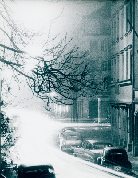 Photo Munich?, nocturnal brilliance, part of the street in a city, traces of light from passing cars