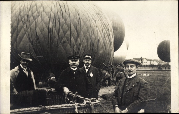 Photo Postcard men in front of hot air balloons, airfield, French soldiers