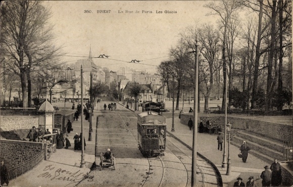Ak Brest Finistère, Straße mit Straßenbahn, Bäume, Menschen, Park, Stadtansicht
