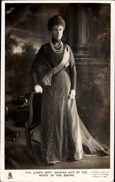 Ak Queen Mary Wearing Gift of the Mary's of the Empire, Portrait