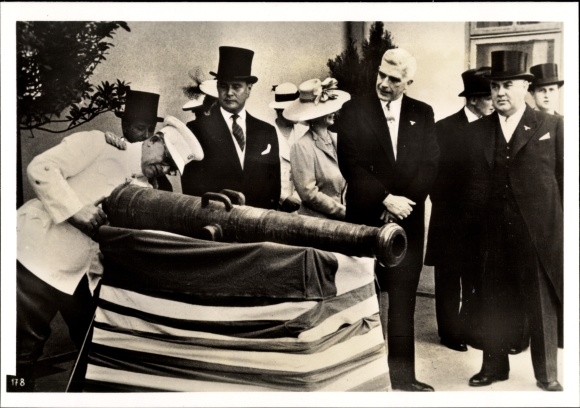 Foto Heinrich Hoffmann, Geschenk des Prinzregenten Paul v. Jugoslawien an Hitler, Reditsch, 1939