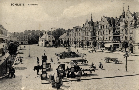Ak Schleiz im Vogtland Thüringen, Neumarkt in   Architektur, Menschen, Wagen, Marktszene