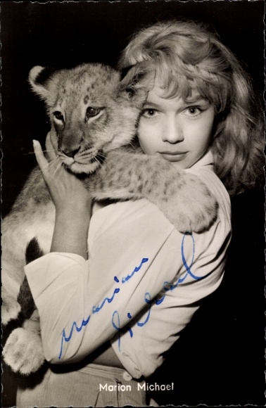 Ak Schauspielerin Marion Michael, Portrait mit Löwenbaby