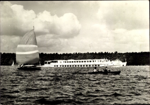 Postcard Berlin, capital of the GDR, luxury passenger ship of the White Fleet