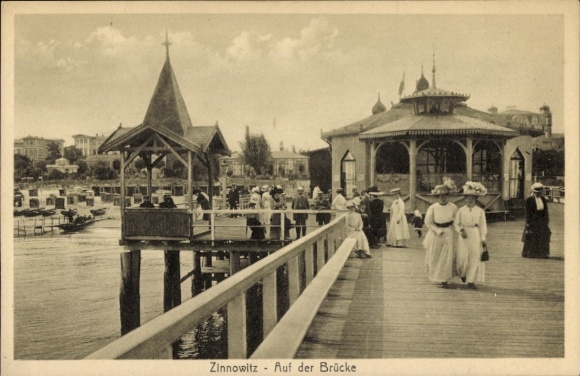 Postcard Ostseebad Zinnowitz on Usedom, bridge with pavilion, pedestrians, buildings in the background