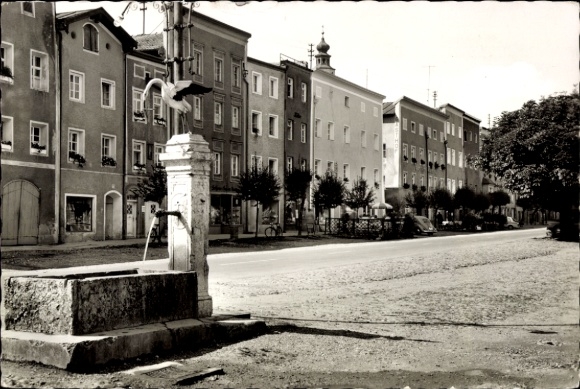 Ak Tittmoning in Oberbayern, Stadtplatz, Brunnen, Häuser,  Schwarz-Weiß-Foto