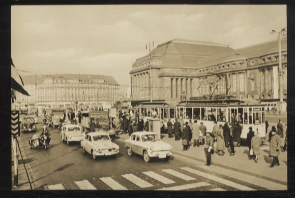 Foto AK Leipzig Sachsen, Straßenbild, Autos, Motorrad, Straßenbahn, Hauptbahnhof, Verkehrspolizist
