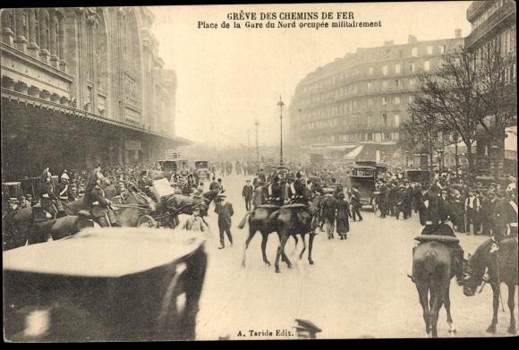 Postcard Paris X, Place de la Gare du Nord occupied militarily, Greve des Chemins de Fer