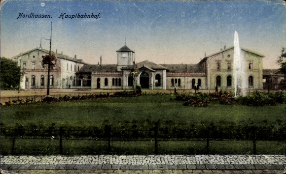 Ak Nordhausen am Harz, Hauptbahnhof, Architektur, Brunnen, Blumenbeet