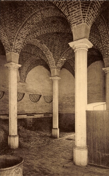 CPA Lennik Brabant flamand, Château de Gaasbeek, Tour de Leeuw-St-Pierre, Coin des ancient écuries