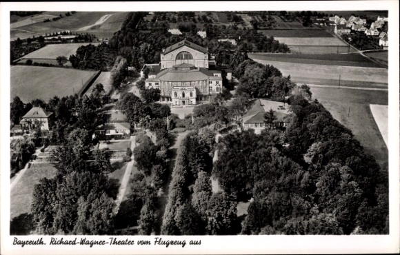 Ak Bayreuth in Opper-Franken, luchtfoto van het Richard Wagner Theater, omgeving, bomen, velden