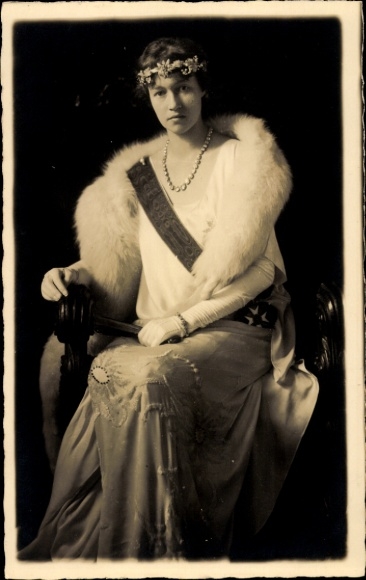 Ak Großherzogin Charlotte von Luxemburg, Sitzportrait