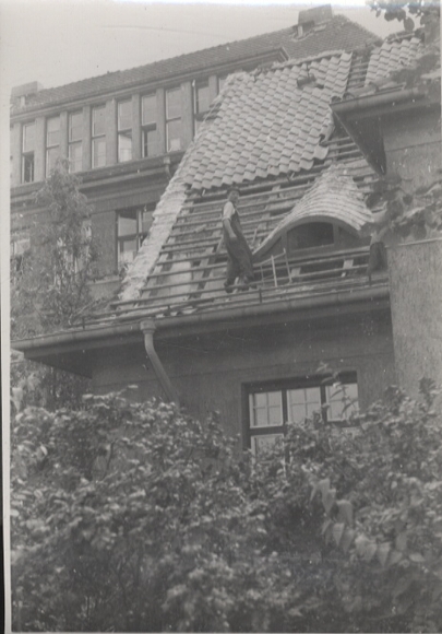 Original Foto Berlin Köpenick, Krankenhaus Köpenick, Dachdecker, um 1946, ca. 12 x 17 cm