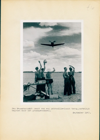 Foto Wehrmacht, Messerschmitt Kampfflugzeug, Bodenpersonal, Luftwaffe, 1943, II WK