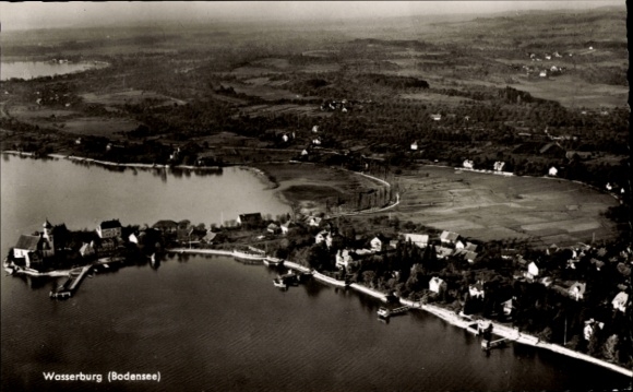 Ak Wasserburg am Bodensee Schwaben, Luftaufnahme von Wasserburg, Bodensee, Häuser, Landschaft