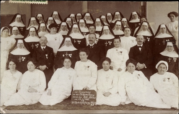Photo Postcard Vienna 3rd Landstrasse, Kk Rudolf Foundation, decoration by the Red Cross, nurses