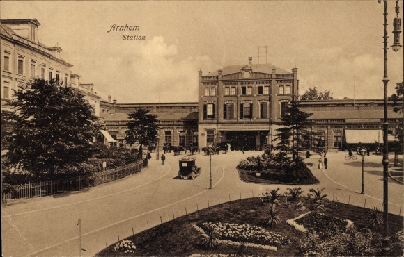 Postcard Arnhem Gelderland Netherlands, train station, forecourt, street