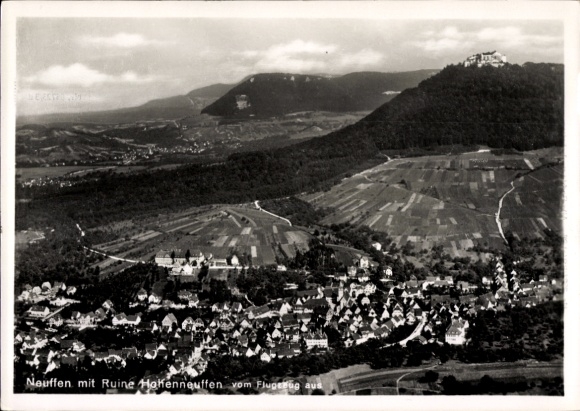 Ak Neuffen in Württemberg, Luftaufnahme von  Ruine Hohenneuffen sichtbar, Landschaft und Häuser