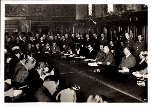 Photo Berlin, Foreign Minister von Ribbentrop in front of the Berlin foreign press, April 1940, II WW