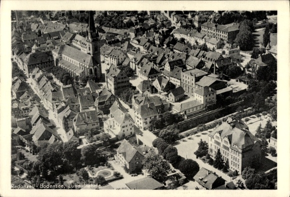 Ak Radolfzell am Bodensee, luchtfoto van Radolfzell, huizen, kerk, stadsgezicht, Bodenmeer