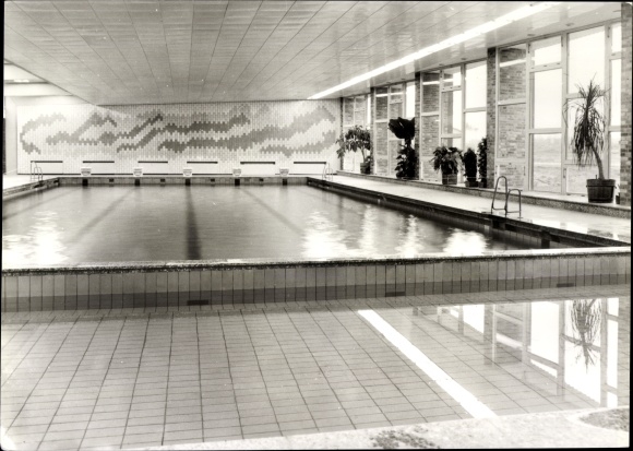 Postcard Klink Waren Müritz Mecklenburg Western Pomerania, swimming pool, convalescent home Hermann Warnke