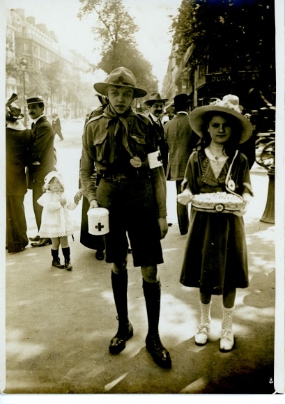 Foto Paris, Fille et Boy Scout vendant la petite fleur au profit de la Croix Rouge du Maroc 1913