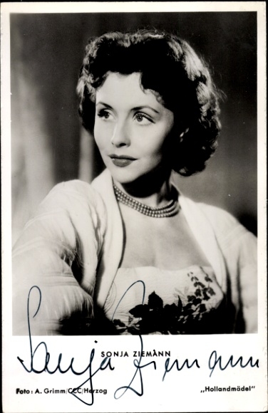 Ak Schauspielerin Sonja Ziemann, Hollandmädel, Portrait mit Perlenkette, Autogramm