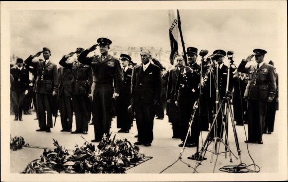 Postcard Liberation de Paris, General Eisenhower at the Tomb of the Unknown Soldier, Arc de Triomphe