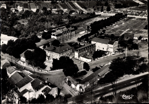 Postcard Les Martres de Veyre Puy de Dôme, Aerial view, Station district