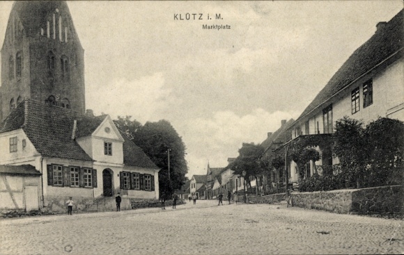 Postcard Klütz in Mecklenburg, market square, church
