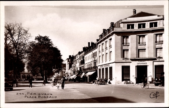 Postcard Périgueux Dordogne, Place Bugeaud, Credit Lyonnais, Passanten, Geschäfte
