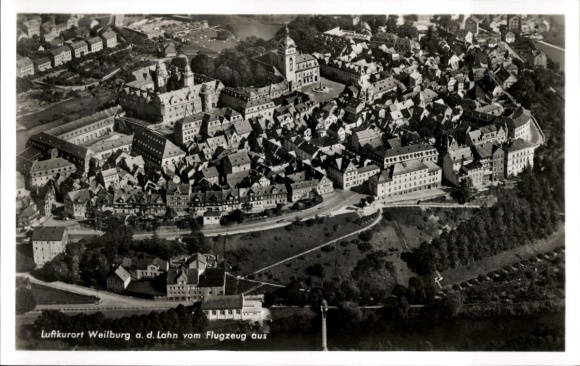 Ak Weilburg an der Lahn Hessen, Luftkurort, Stadtansicht vom Flugzeug,  Gebäude