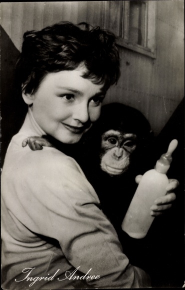 Postcard actress Ingrid Andree as Janine in Drei vom Varieté, chimpanzee, milk bottle