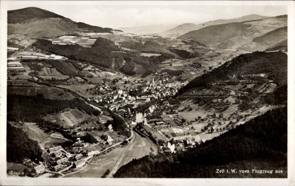 Ak Zell an der Mosel, luchtfoto van bergen, velden, stadsgezicht,