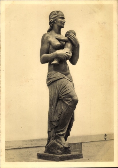 Postcard plastic by Ernst Sutor, mother with child, HDK 55