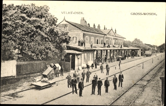 Postcard Velky Vosek Velký Osek Groß Wossek Wosek Central Bohemia, railway station, track side