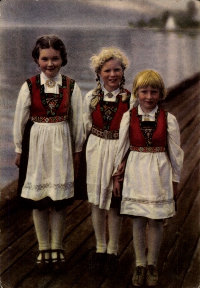 Postcard Hardanger Norway, three girls in Norwegian national costume