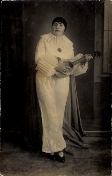 Photo Postcard Pierrot playing lute and singing, portrait