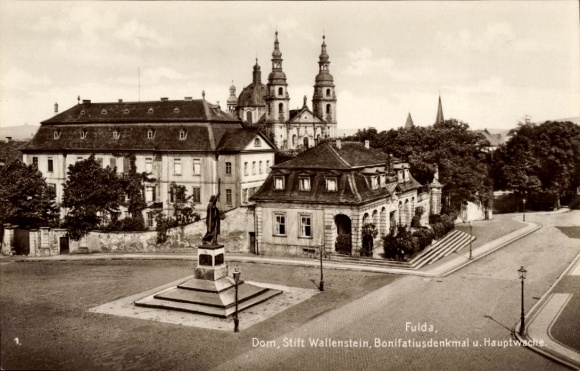 Ak Fulda in Hessen, Dom, Stift Wallenstein, Bonifatiusdenkmal, Hauptwache