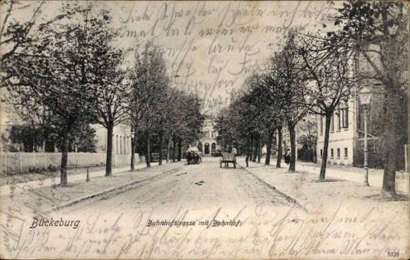 Postcard Bückeburg in the district of Schaumburg, Bahnhofstraße with train station, trees, horse cart